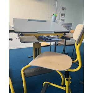 chaise et table adaptées